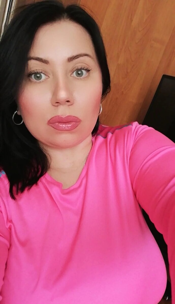 На фото я, автор и Ваша покорная слуга. Не выживающая на 25000рублей,а просто живущая втроём с сыном и старенькой мамой🤷‍♀️.... Неплохо выгляжу по сравнению с выживающими😂👍