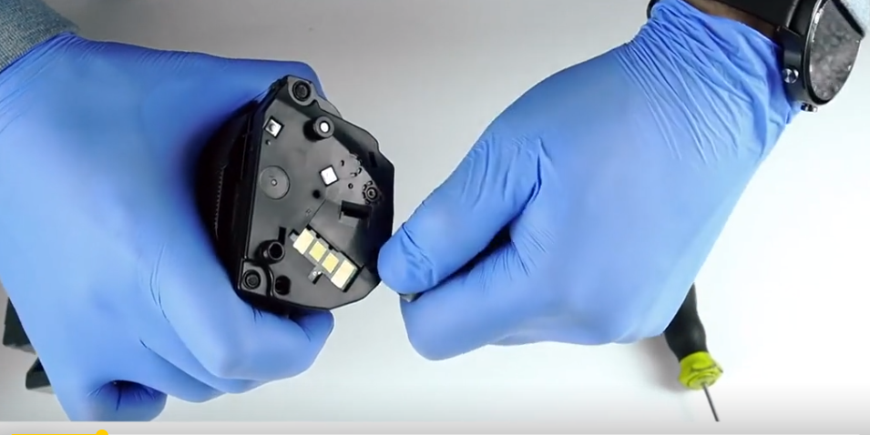 Снимаем крышку, открывая доступ к чипу