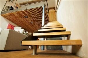 Идея двухъярусных кроватей быстро набрала популярность, и дизайнеры смело шагнули дальше. Они предлагают новый способ зонирования пространства: спальное место или зону отдыха обустроить «под потолком».