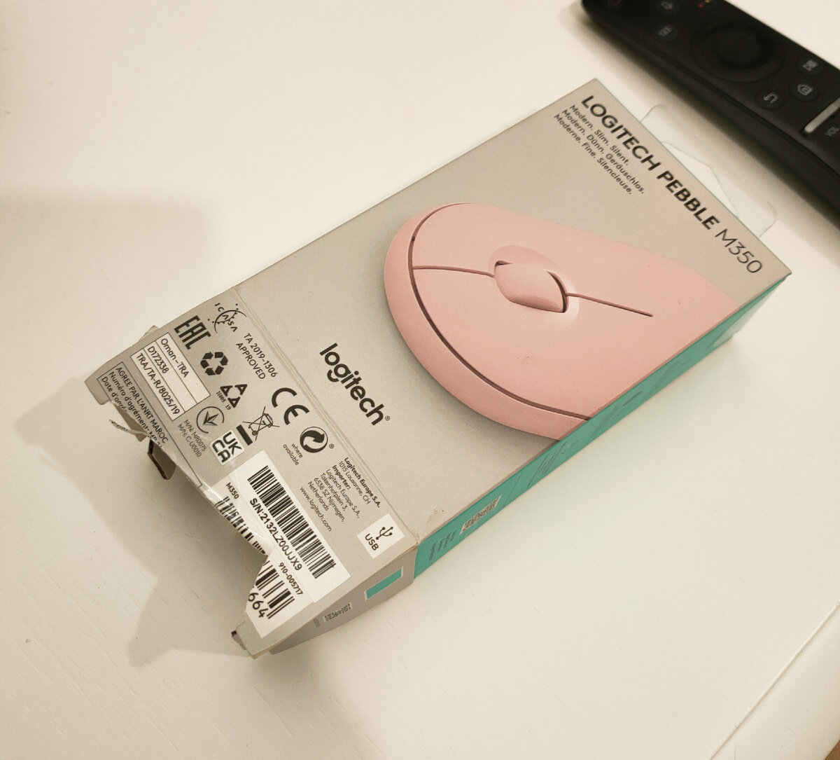 Упаковка небольшая, внутри прилагается инструкция.