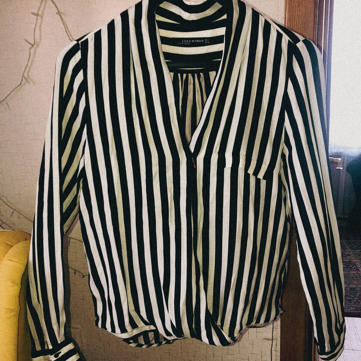 Блазка Zara в размере L из натурального шелка.