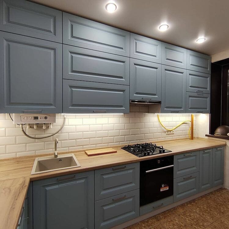 Кухня «Белла» с резным орнаментом на фасадах понравится любителям классики. Благородный оттенок серого и столешница под дерево надолго сохранят актуальность гарнитура. Стоимость кухни в базовой комплектации — 77 600 рублей