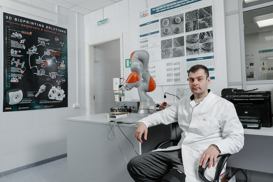 Юсеф Хесуани в своей лаборатории
