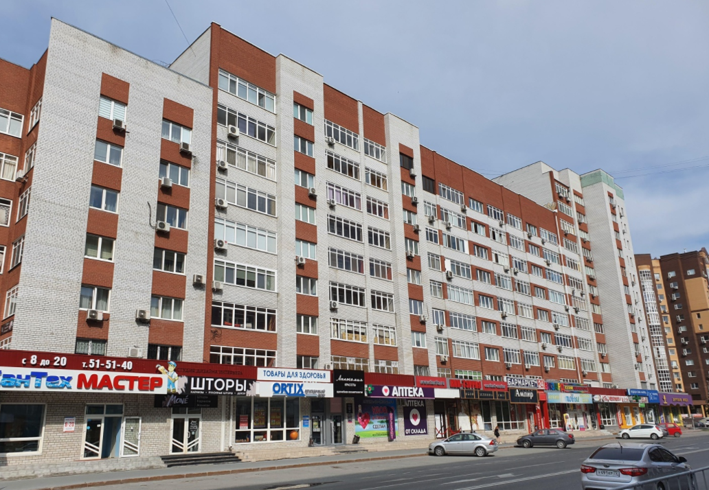 Отличная Квартира 1+ в самом центре города. В двух шагах ТРЦ Галерея Вояж, ЦУМ, Центральный рынок, Пешеходный бульвар. Ещё ближе Школа 89, детские сады. Закрытый двор под шлагбаумом. Большая территория для машин во дворе. Закрытая спортивная площадка во дворе.