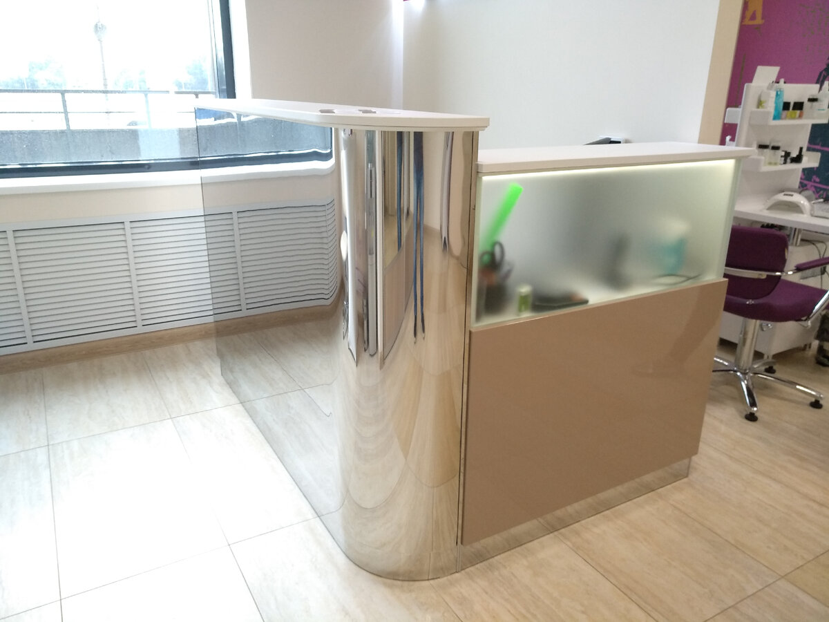 Стойка-ресепшен, выполненная компанией «Пластэк-Техник» по индивидуальному заказу. 