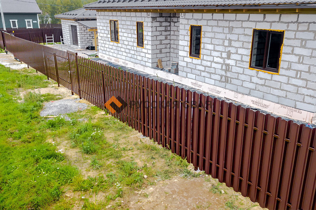 Монтаж забора из металлического штакетника в Сосновских Озерах 2