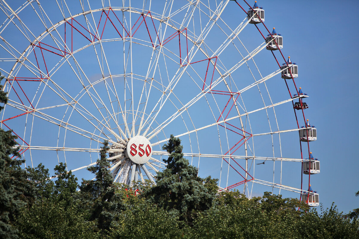 Мос колесо. Колесо обозрения ВДНХ. Колесо имени 850-летия Москвы. Колесо обозрения 850 лет Москвы. ВДНХ аттракционы.