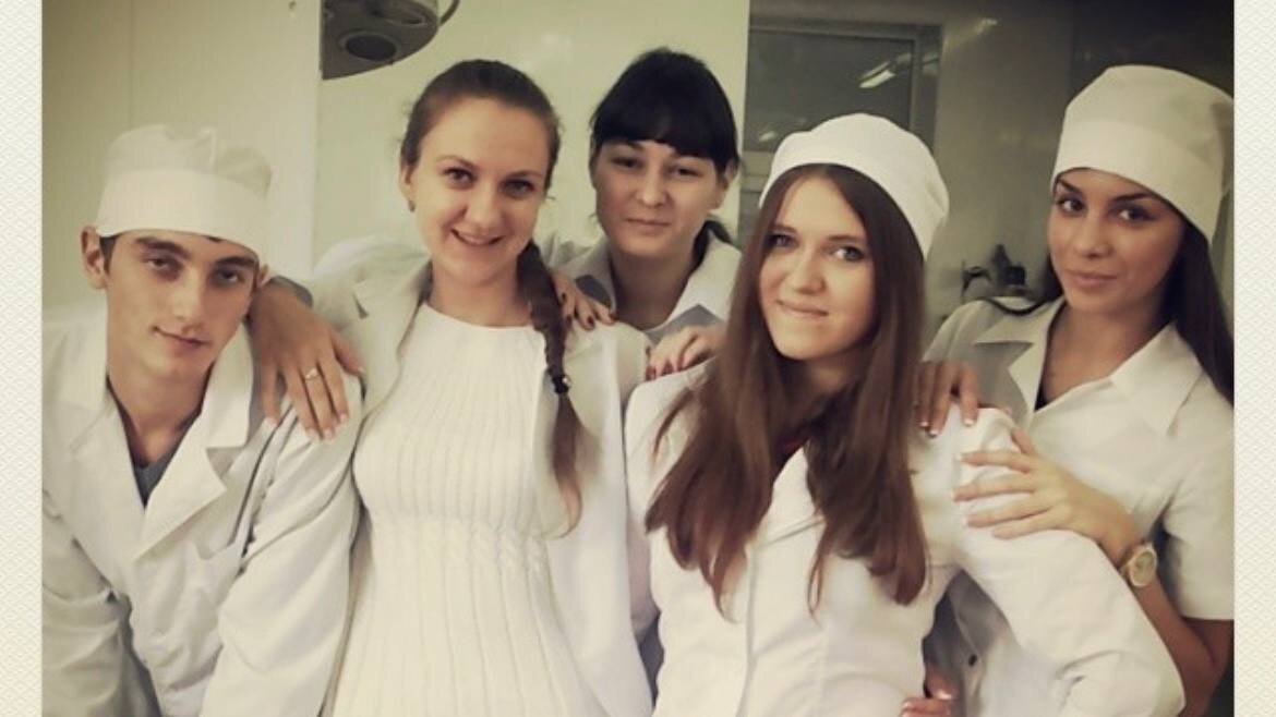 Я - вторая слева. Юная первокурсница ДонНМУ им. М. Горького