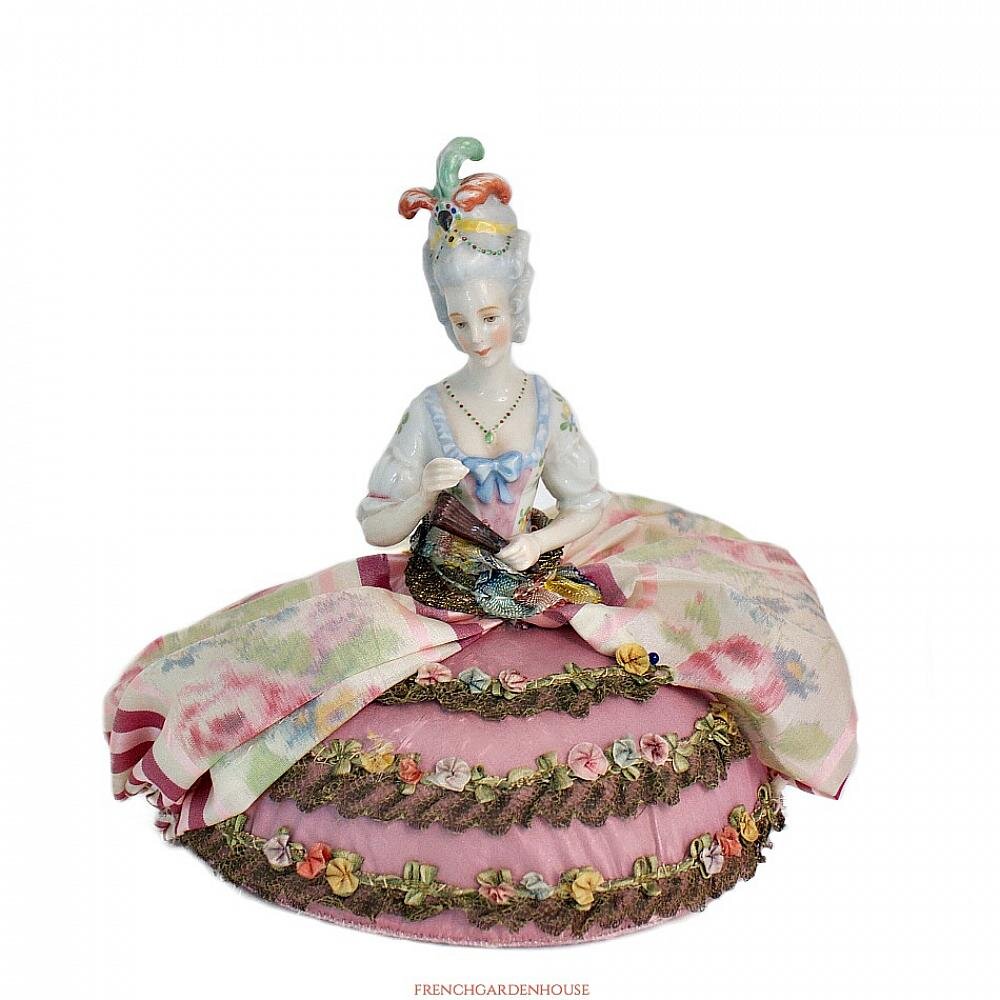 Антикварная фарфоровая половинка куклы на игольнице. Фото frenchgardenhouse com