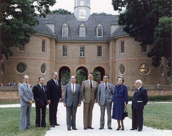 Фото с саммита G7 в 1983 году. Присутствуют политики, ответственные за проведение учений Able Archer 83: Гельмут Коль третий слева, Франсуа Миттеран четвертый, Рональд Рейган пятый, Маргарет Тэтчер седьмая