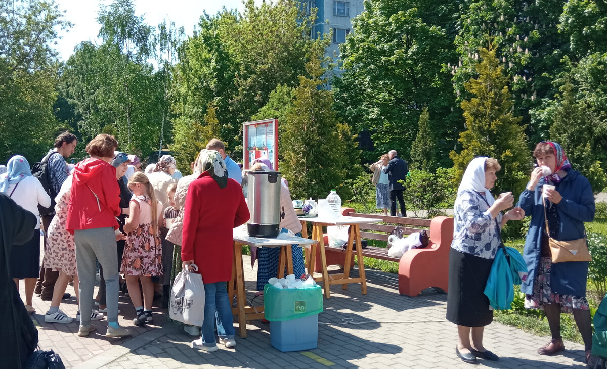 Угощение прихожан храма в честь праздника — Вознесения Господня.