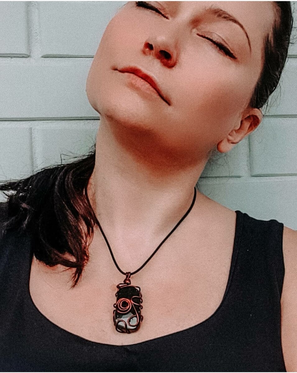 Этот камень я привезла из Индии, и он долго лежал, пока я не сделала из него кулон, обмотав медной проволокой. Теперь он служит очень сильным оберегом.