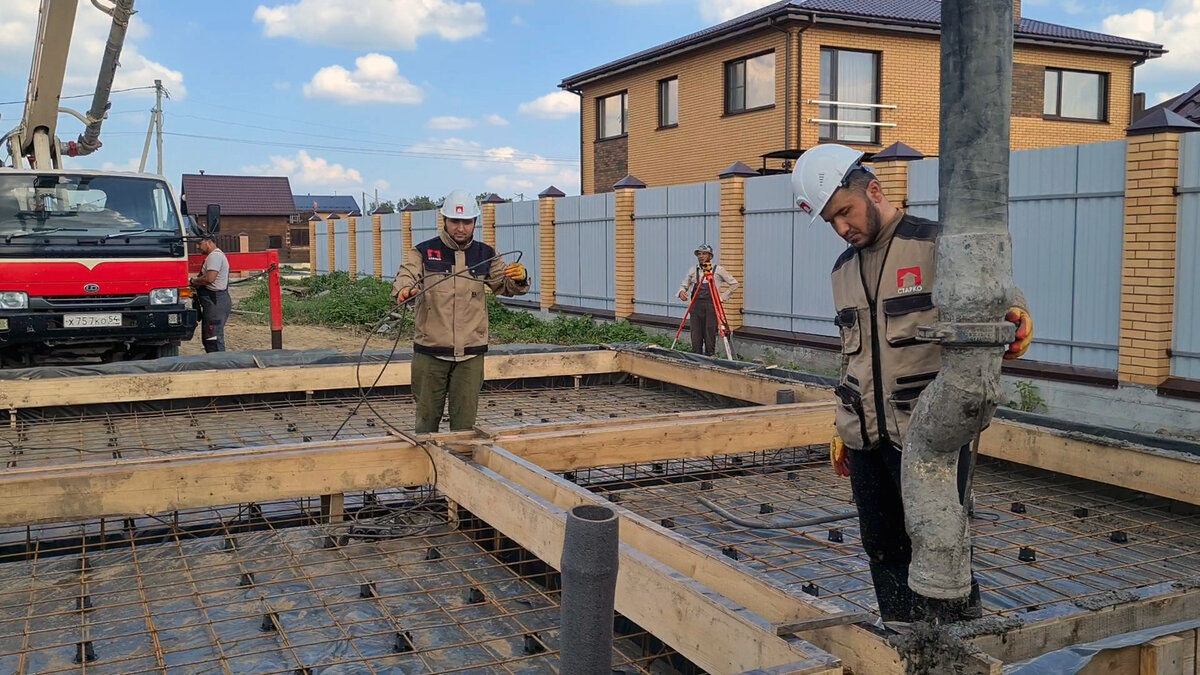 Заливка бетона при строительстве фундамента по типу монолитной плиты