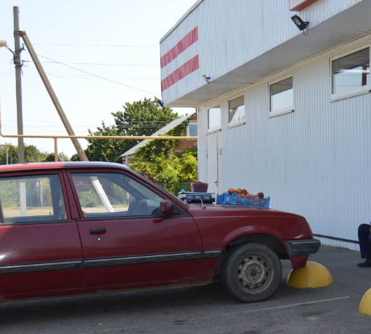 Фото автора. Стихийный рынок на Кубани. Персики и малина.