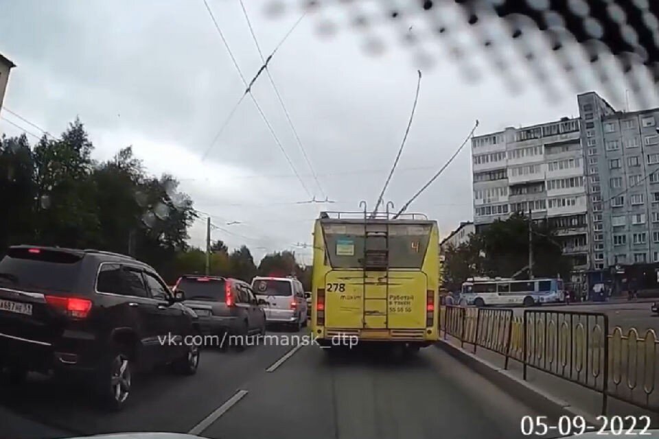     У общественного транспорта по ходу движения слетели с линии оба провода. Фото: скрин видео vk.com/murmansk_dtp