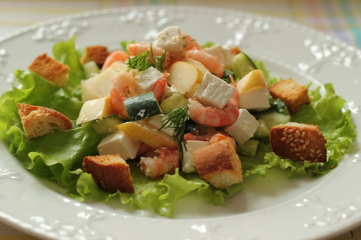 Салат с креветками и твердым сыром
