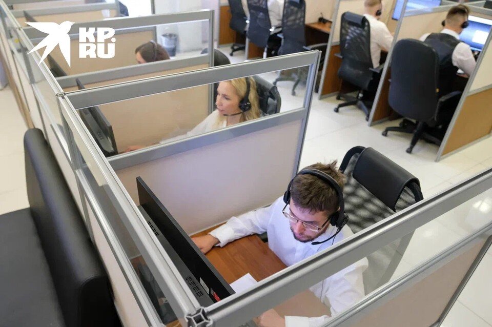     В колл-центре Смольного в дневную смену трудятся 87 операторов. Артем КИЛЬКИН