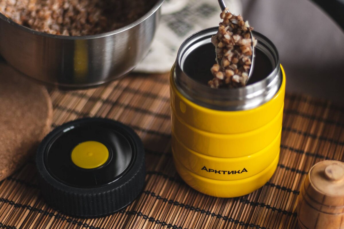 Если вы не успеваете приготовить гарнир, термос с широким горлом может приготовить его за вас. Перед выходом из дома залейте кипятком гречневую кашу или другую крупу, макароны или рис и закройте термос – к обеду всё будет готово! 