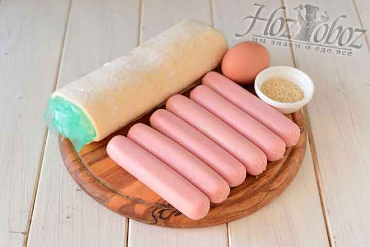 Подготовим все необходимое: разморозим тесто и освободим от пленки сосиски