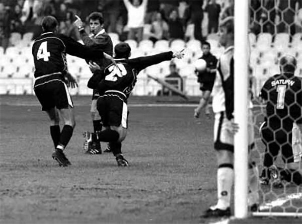 «Торпедо» - «Сатурн» (Раменское) - 2:0. Торпедовец Римантас Жвингилас (№20) празднует свой первый гол в ворота раменчан.