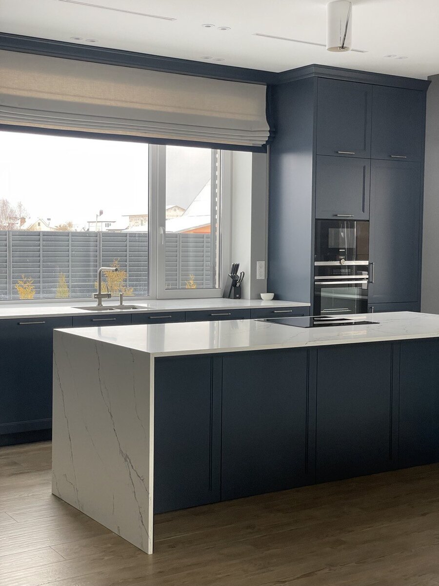 Кухня по дизайн-проекту в исполнении SMIRNOV KITCHEN. Столешница из кварцевого агломерата 6099 Aosta.