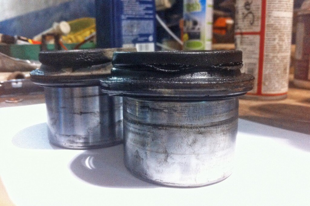 Порванные пыльники тормозных цилиндров Додж Калибр