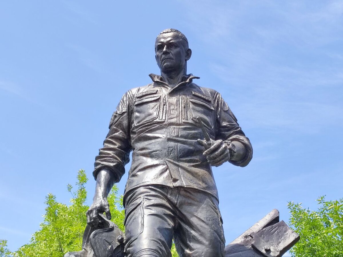 Памятник главе МЧС Евгению Зиничеву в Москве. Источник — dzen.ru/pa_myatnik 