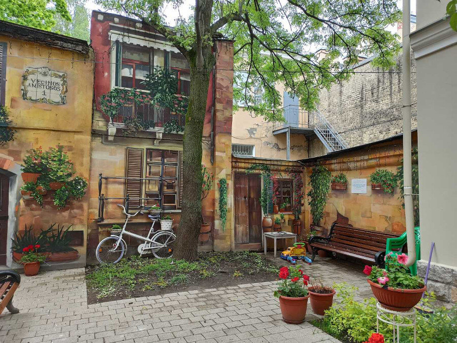 Вот такой примерно дворик. На фото не тот, но очень похож. И то же двор-колодец в Питере. Правда тут не жилое помещение. Фото из открытого источника.