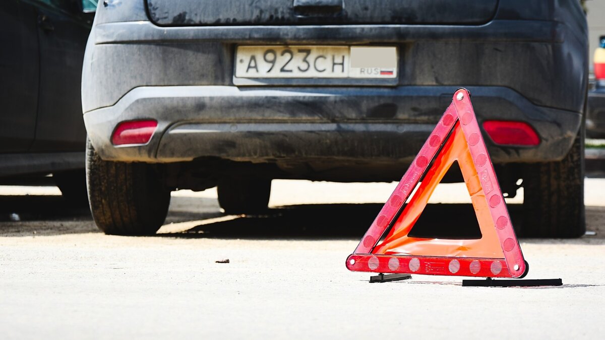     Автомобиль Toyota Prius столкнулся с Toyota Corolla Axio, которая в свою очередь столкнулась с другим автомобилем Toyota Prius, в результате чего пострадал пассажир одного из Prius.