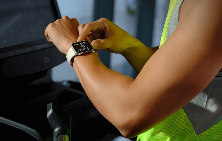    С умными часами можно не только тренироваться, но и играть на них.