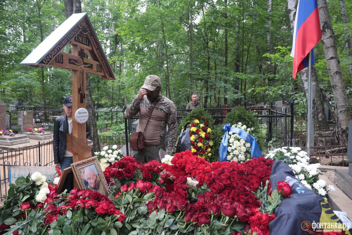 Прощание с уткиным фото. Могила Уткина Вагнер. Похороненные на Пороховском кладбище.