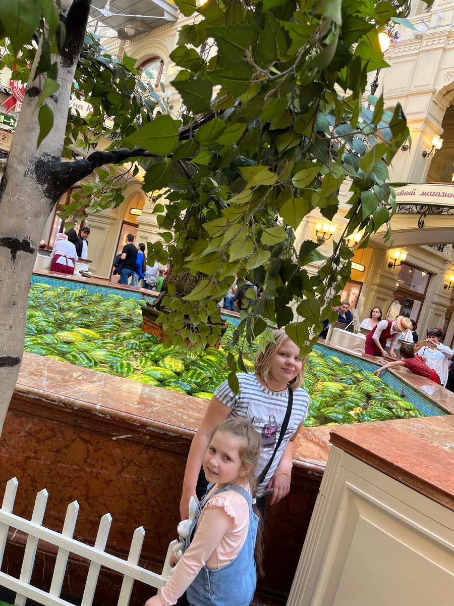 Фото автора. Арбузная пора в ГУМе. Девочки были в восторге от такого фонтана. 
