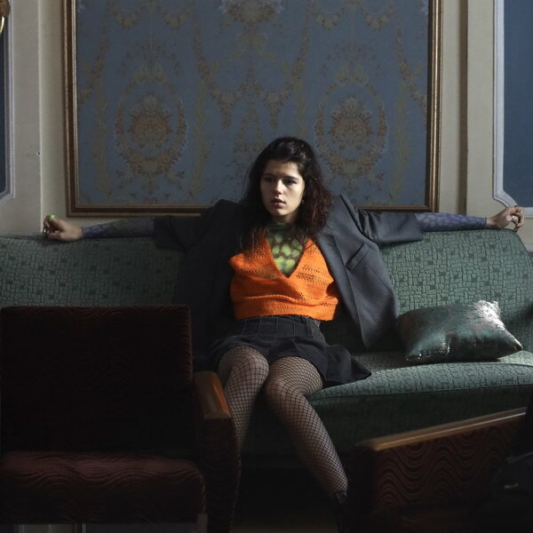     Мария Мацель выпускает свою злость на сеансах психолога в трейлере «Черного облака»