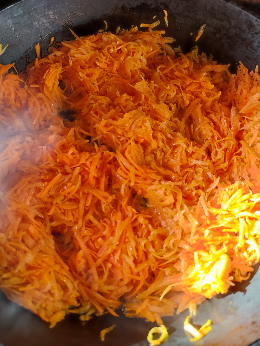 Поставила жариться морковь