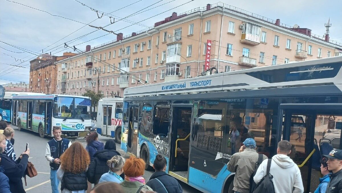     В момент аварии в транспорте ехали 90 человек.