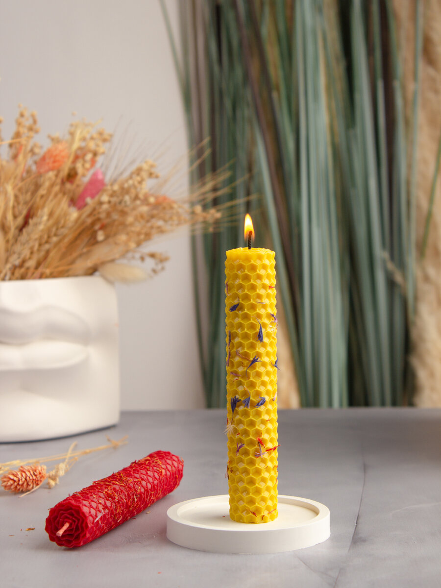 Свечи из нашей вощины с сухоцветами