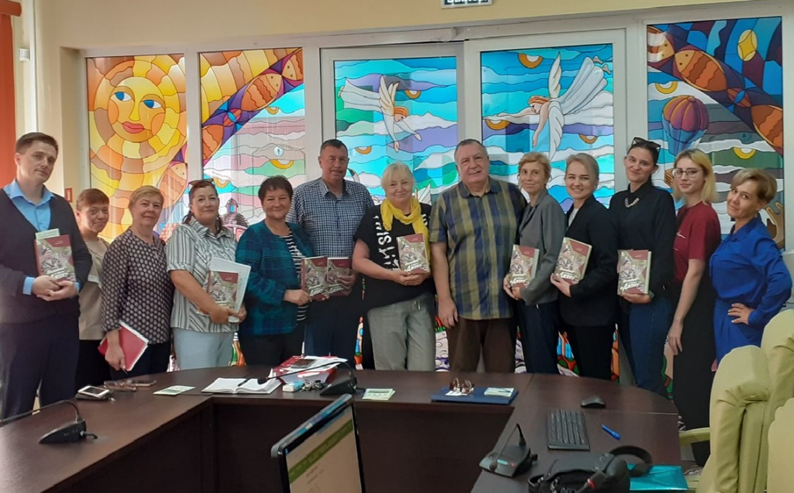 Руководитель фонда "Исток" Виктор Медведев с участниками презентации проекта в Зеленоградском МО