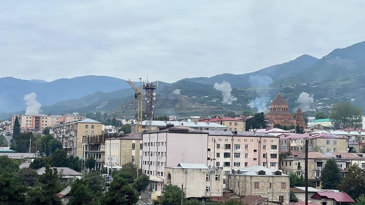     В Нагорном Карабахе заявили о ракетно-артиллерийских бомбардировках азербайджанской стороны «по мирным населенным пунктам» региона. Президент Азербайджана Ильхам Алиев требует от армянских военных сложить оружие.