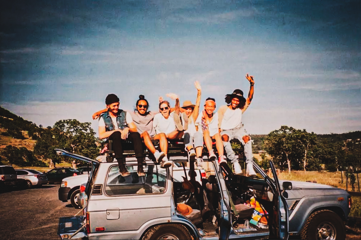 Road trip мод. Путешествие друзей. Путешествие с друзьями на машине. Друзья путешествуют. Путешествие компанией