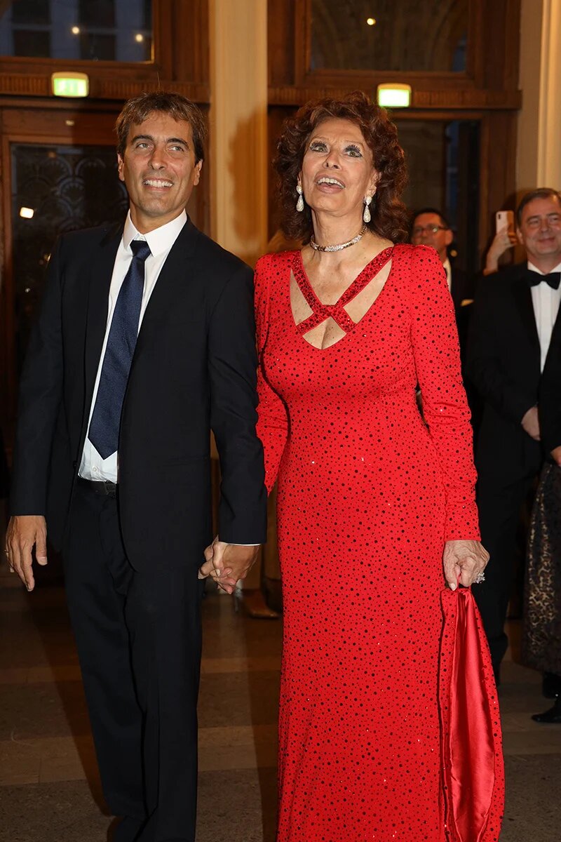 Софи Лорен со своим сыном —  50-летним дирижером Карло Понти-мл., на церемонии вручения Европейской культурной премии TAURUS в Венской опере в октябре 2019 года. Источник: Legion-Media.ru