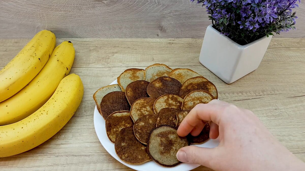 Вкусные и нежные банановые оладьи без муки. Этот рецепт идеально подходит для завтрака. Готовится очень быстро. Дети у меня просто обожают эти маленькие оладьи, особенно им нравятся они со сметаной.-11