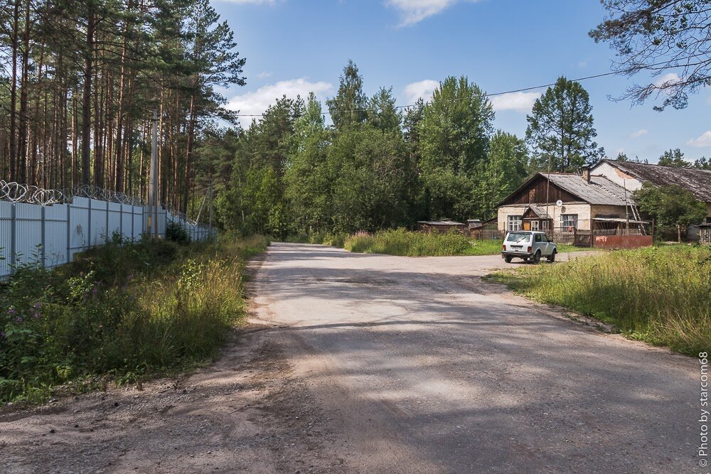 Слева забор с колючей проволокой ограждает территорию развлекательного комплекса "Раздолье". Справа машина припаркована у здания бывшего кожевенного завода, где в период оккупации находился небольшой концлагерь (рабочая команда) советских военнопленных. Но это уже другая история.