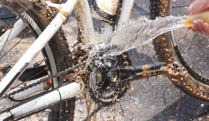 Ополаскивая колесо, не поворачивайте колеса или педали без необходимости, чтобы вода попала в подшипники. 