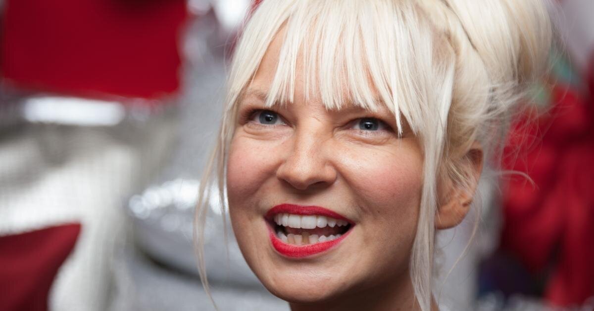 Сия кто она. Сиа. Sia лицо. CIA певица. Sia певица в молодости