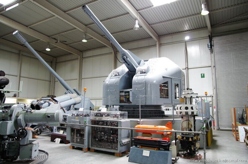 2. В центре фото расположено универсальное 100-мм  орудие DCN/L55 фирмы STCAN (Франция)