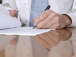 Уведомление о задолженности является важным элементом в работе по изъятию долгов. Образец уведомления по оплате задолженности смотрите тут. К практике уведомлений прибегают в основном до судебного разбирательства, на начальном этапе общения с заёмщиком.