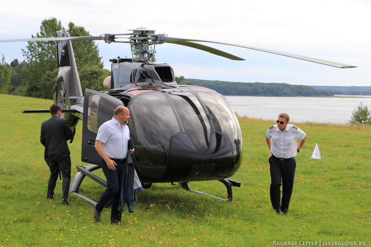 Губернатор передвигается по области на частном вертолете