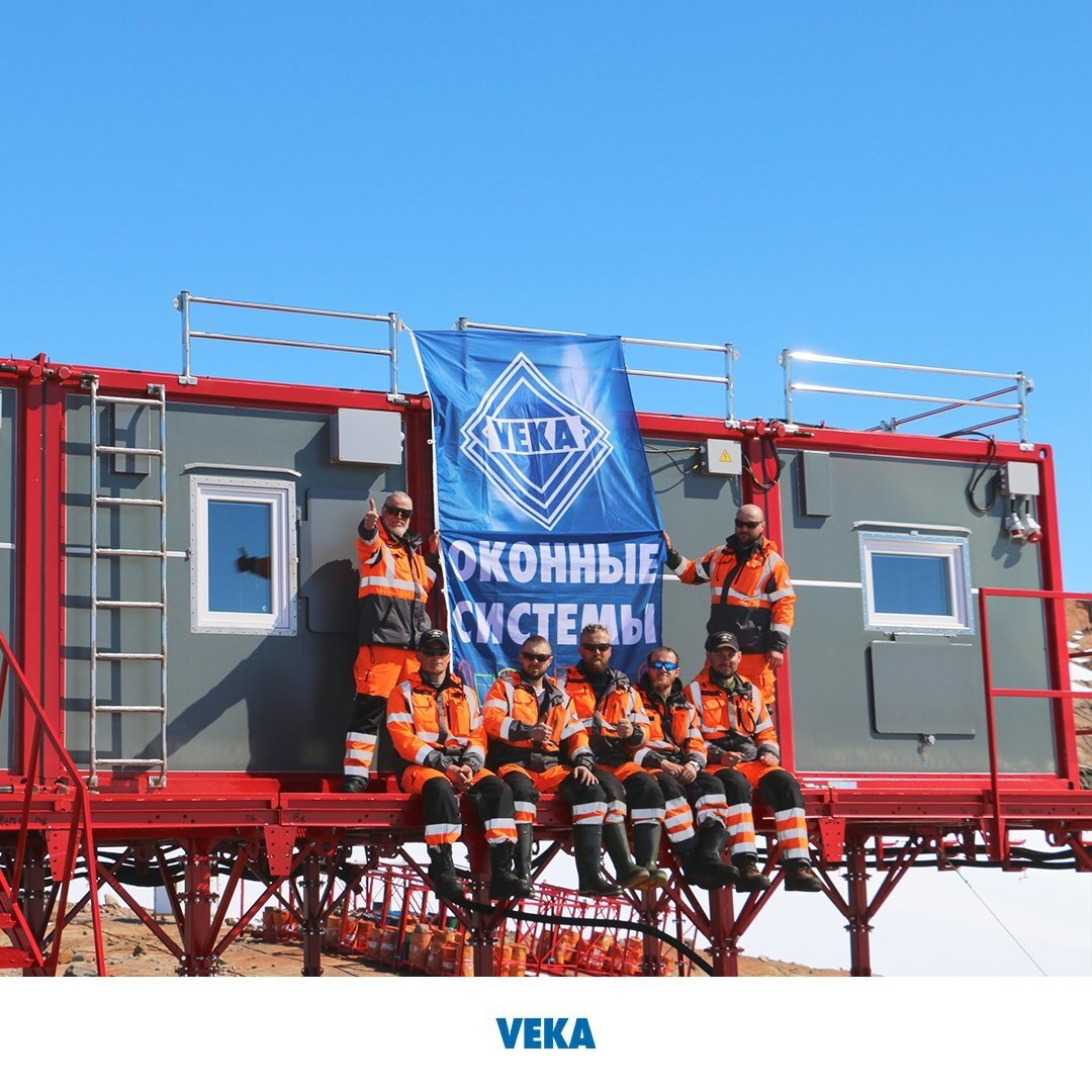 Персонал полярной станции «Гора Вечерняя» и окна из профиля VEKA Softline 82