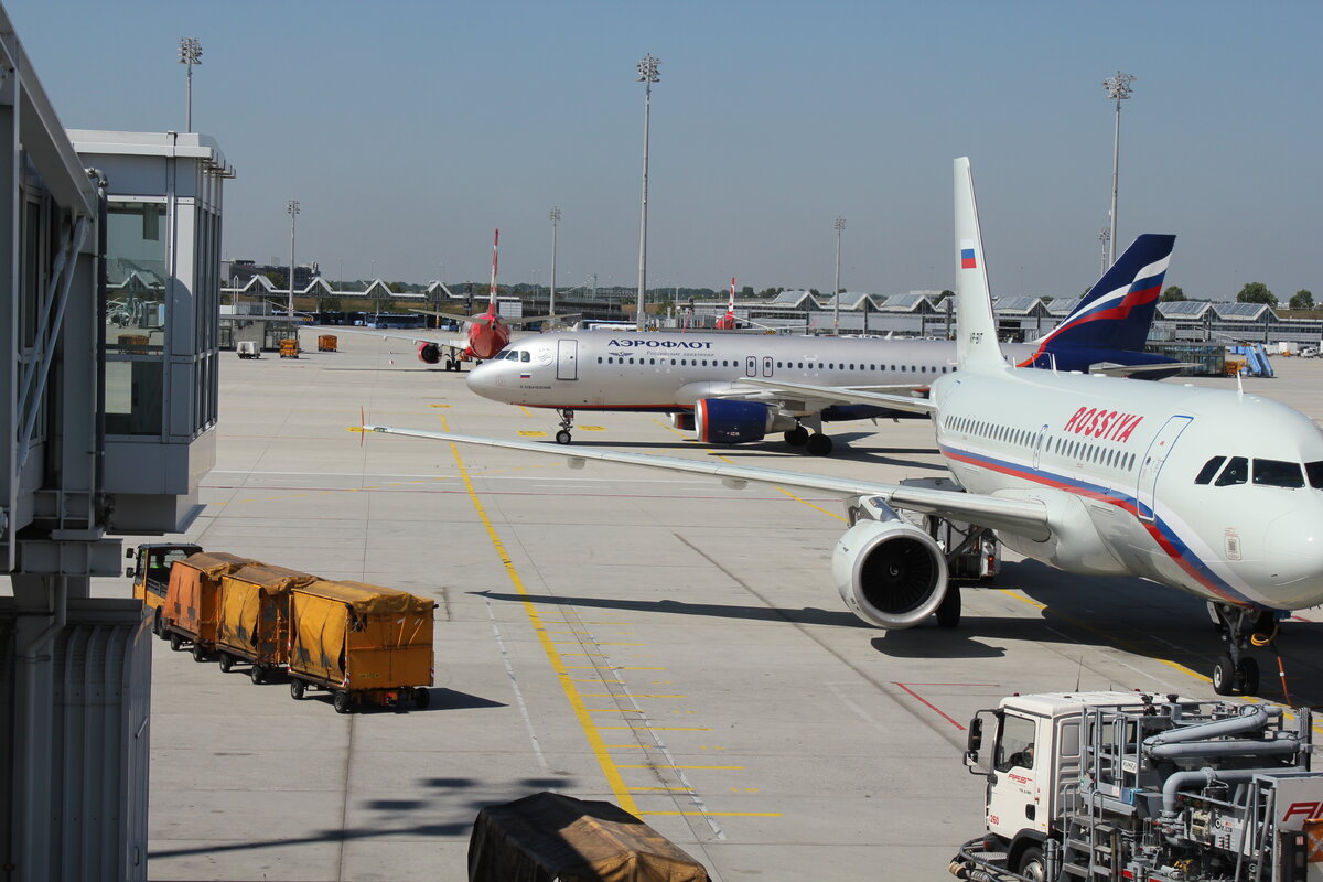 Airbus 319 (а/к "Россия") и Airbus 320 (а/к "Аэрофлот") Мюнхен 2013 год