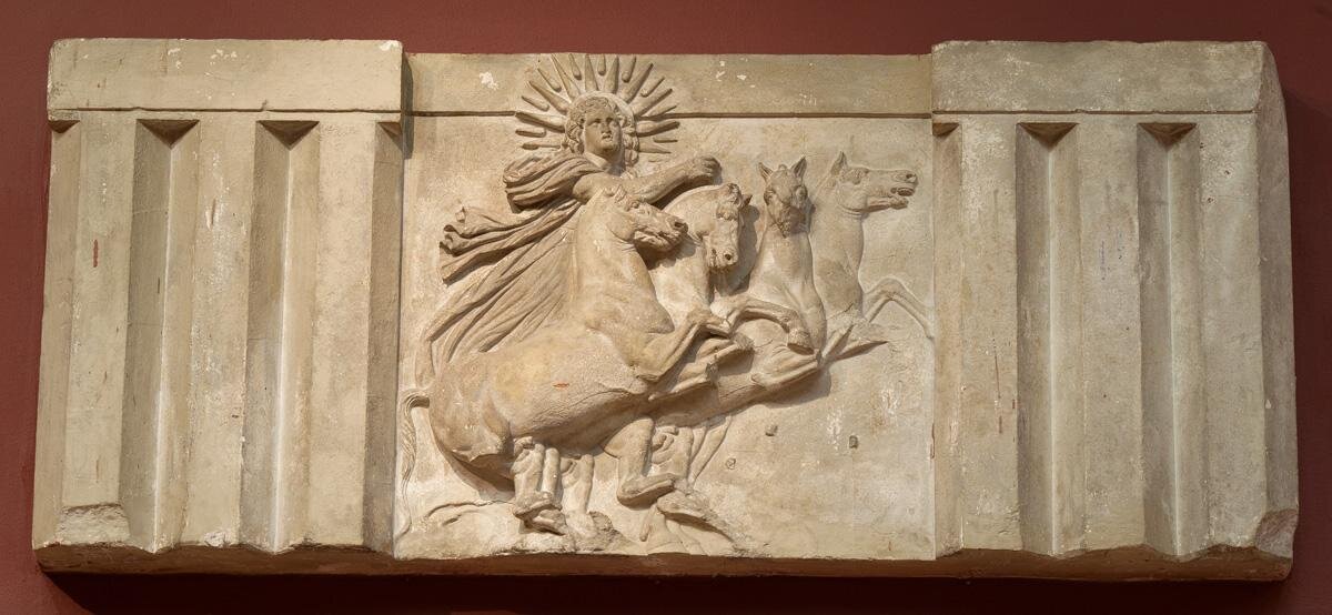 Барельеф, посвященный богу Солнца - Гелиосу, едущему по небу на колеснице (Древняя Греция, конец IV - начало III в. до н.э., Пушкинский музей)
